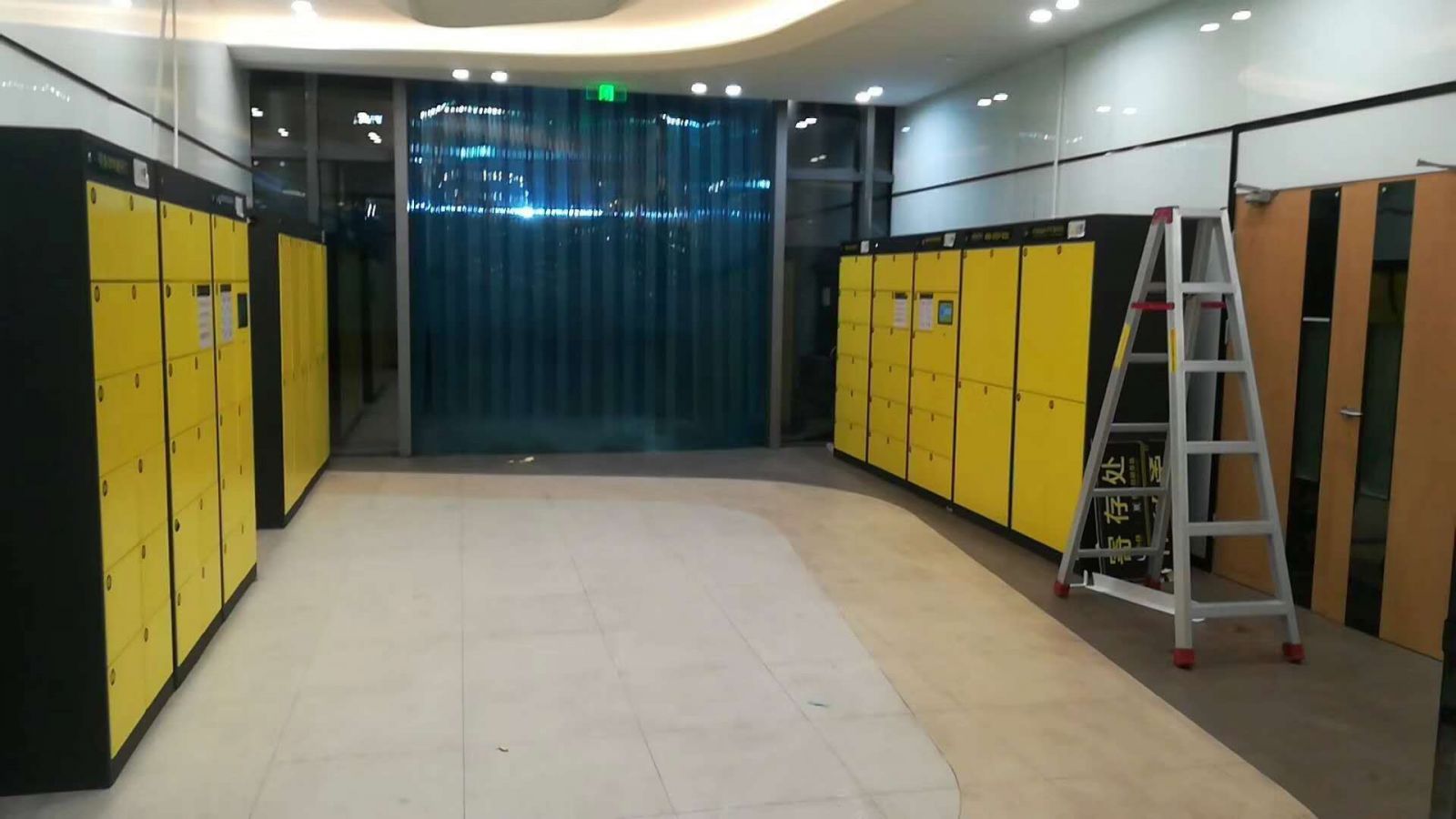 小铁智能储物柜全场景覆盖，抢占各大商超、车站、酒吧