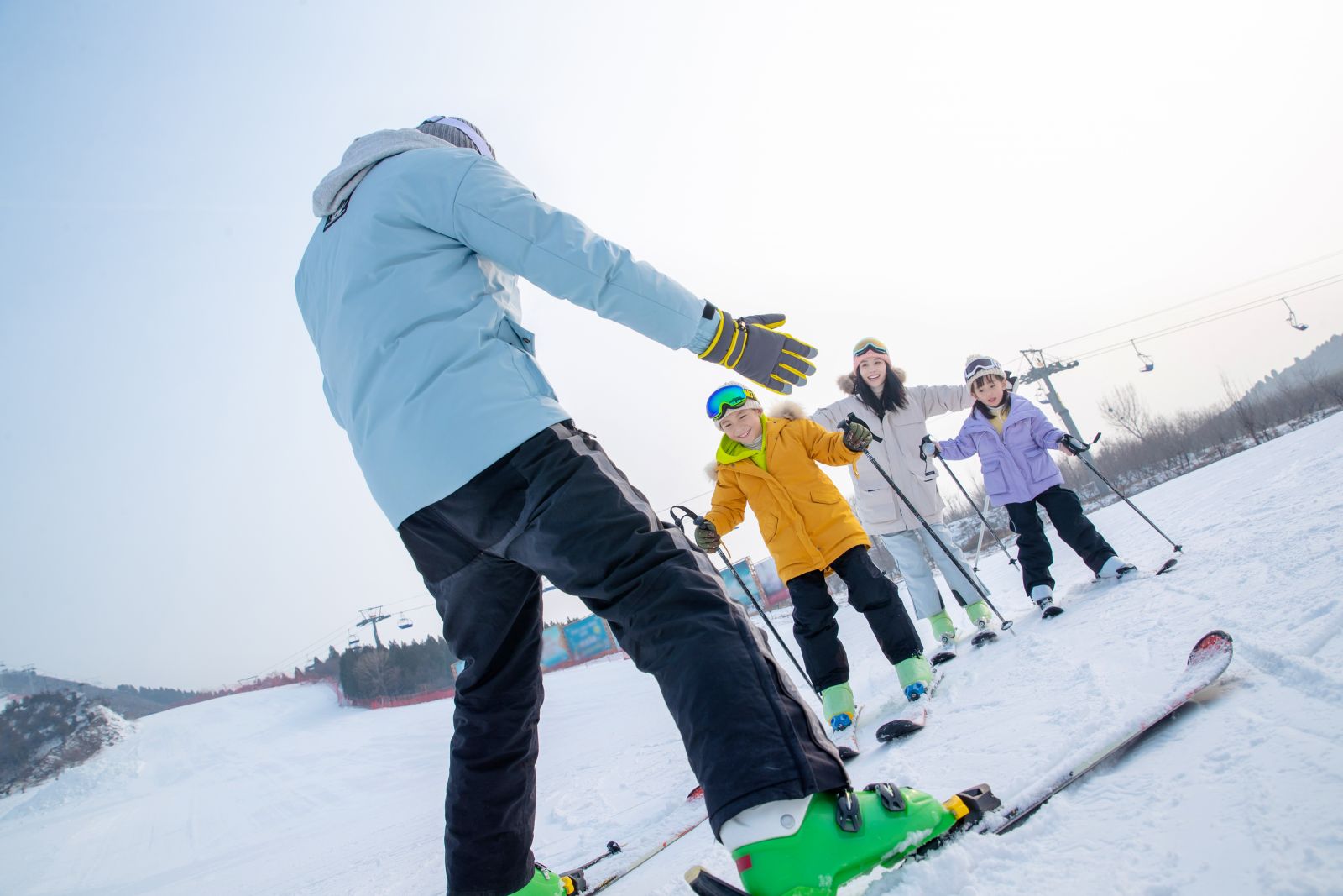 小铁智能寄存柜助力滑雪场升级，满足滑雪场旺季寄存需求