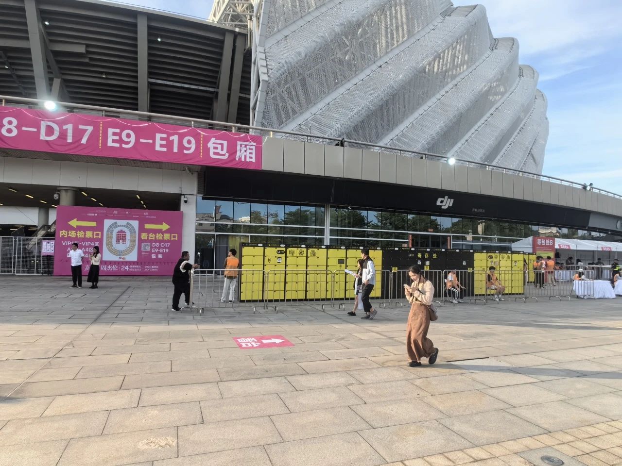 周杰伦演唱会又又又合作小铁共享寄存柜了！小铁深受歌迷和主办方的喜欢