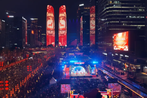 小铁科技集团亮相2026成都元宵盛典，AI力量点亮双塔巨幕