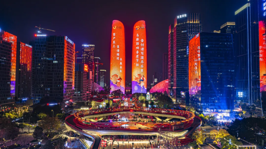 小铁科技集团亮相2026成都元宵盛典，AI力量点亮双塔巨幕