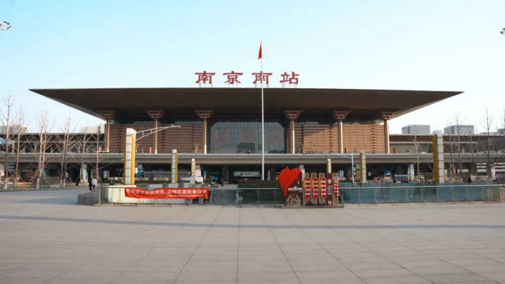 五一出行必看！小铁首创“轻松游”模式，重新定义出行寄存新体验